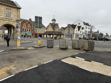 Wooden planters have returned to Witney High Street despite £15,000 of taxpayers’ money being spent building new crossing buildouts following concerns for pedestrian safety.